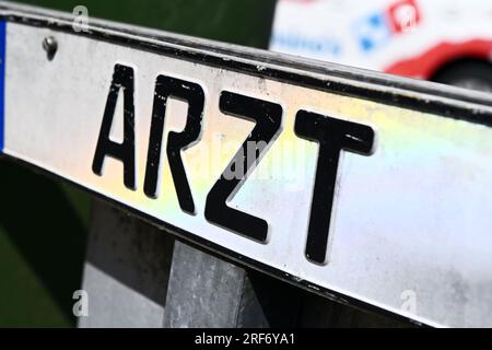 Arzt-Schild an einem Parkplatz Stockfoto