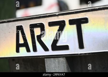 Arzt-Schild an einem Parkplatz Stockfoto