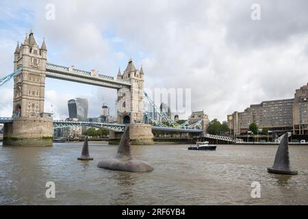 London, Großbritannien. 1. August 2023. Drei riesige Megalodon-Haifischflossen scheinen sich in der Nähe der Tower Bridge an die Oberfläche der Themse zu erheben, um die Freigabe der Warner Bros. In Großbritannien am 4. August zu fördern Filmfilm „Meg 2: The Trench“ mit Jason Statham. Laut dem Naturkundemuseum war die prähistorische Art, bekannt als Otodus megalodon, der größte Hai der Welt und einer der größten Fische, die es je gab. Kredit: Stephen Chung / Alamy Live News Stockfoto