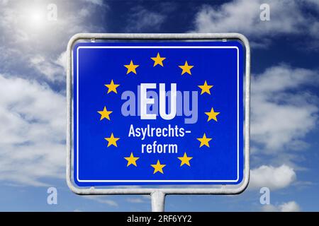 FOTOMONTAGE, EU-Schild mit Aufschrift Asylreform Stockfoto