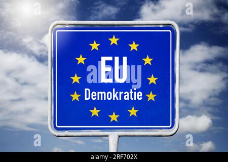 FOTOMONTAGE, EU-Schild mit Aufschrift Demokratie Stockfoto