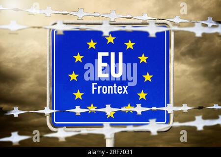 FOTOMONTAGE, EU-Schild mit Aufschrift Frontex und Stacheldraht Stockfoto