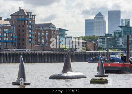 London, Großbritannien. 1. August 2023. Drei riesige Megalodon-Haifischflossen scheinen sich in der Nähe der Tower Bridge an die Oberfläche der Themse zu erheben, um die Freigabe der Warner Bros. In Großbritannien am 4. August zu fördern Filmfilm „Meg 2: The Trench“ mit Jason Statham. Laut dem Naturkundemuseum war die prähistorische Art, bekannt als Otodus megalodon, der größte Hai der Welt und einer der größten Fische, die es je gab. Kredit: Stephen Chung / Alamy Live News Stockfoto