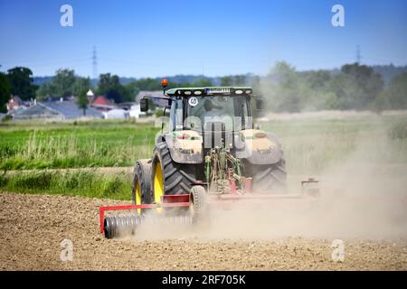 Traktor auf einem Acker in Hamburg, Deutschland, Europa Stockfoto