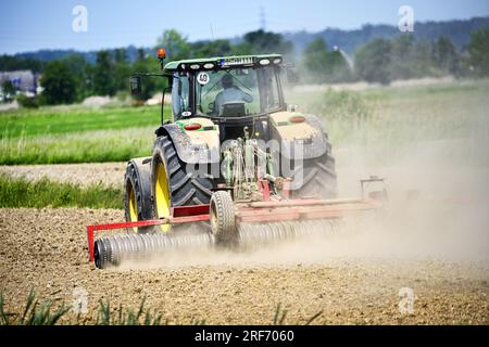 Traktor auf einem Acker in Hamburg, Deutschland, Europa Stockfoto