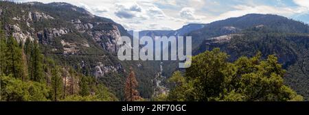 Blick auf das Yosemite Valley von der Big Oak Flat Road mit Blick auf den Südwesten Stockfoto