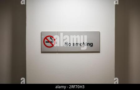 Das Rauchverbot-Schild hängt an der Wand. Stockfoto