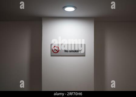 Das Rauchverbot-Schild hängt an der Wand. Stockfoto