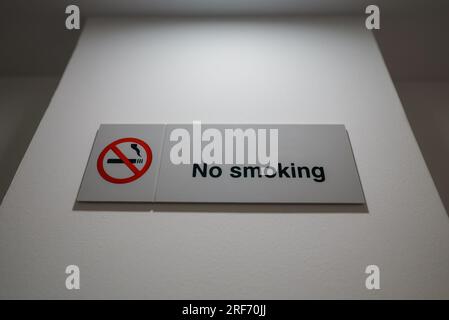 Das Rauchverbot-Schild hängt an der Wand. Stockfoto