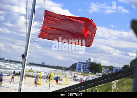 Rote Flagge am Ostseestrand von Scharbeutz in Schleswig-Holstein, Symbolfoto Badeverbot, Archivaufnahme Stockfoto