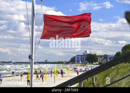 Rote Flagge am Ostseestrand von Scharbeutz in Schleswig-Holstein, Symbolfoto Badeverbot, Archivaufnahme Stockfoto