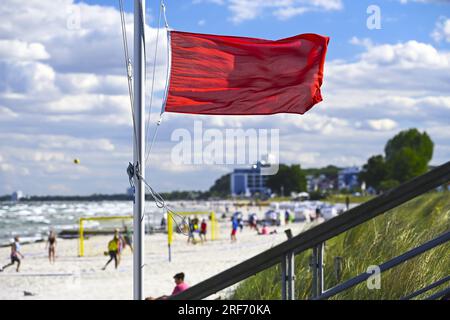 Rote Flagge am Ostseestrand von Scharbeutz in Schleswig-Holstein, Symbolfoto Badeverbot, Archivaufnahme Stockfoto