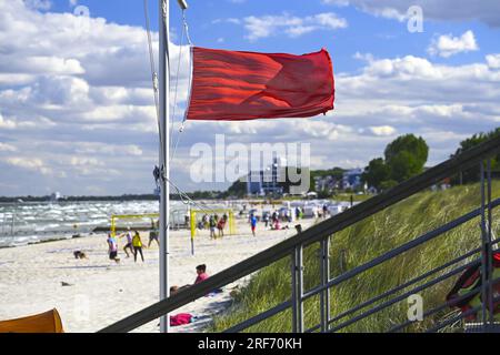 Rote Flagge am Ostseestrand von Scharbeutz in Schleswig-Holstein, Symbolfoto Badeverbot, Archivaufnahme Stockfoto