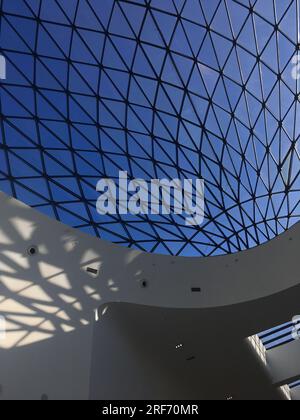 Blick auf den blauen Himmel durch ein offenes Gitter. Stockfoto