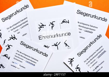 Ehrenurkunde und Siegerurkunden der Bundesjugendspiele Stockfoto