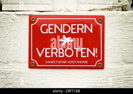 FOTOMONTAGE, Schild mit Aufschrift Gendern verboten Stockfoto