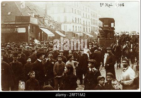 Rassemblement populaire du 1er Mai 1908, jour de la Fete du travail, sur le faubourg Saint-Antoine ( Saint Antoine), Paris. Carte postale Debüt XXeme siecle. Stockfoto