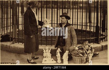 Les Petits Metiers de Paris: le vendeur de Statuettes. Carte postale Debüt XXeme siecle. Stockfoto