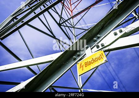 FOTOMONTAGE, Hochspannungsmast mit Schild und Aufschrift Blackout Stockfoto