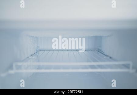 Leeren Sie den offenen Gefrierschrank im Kühlschrank. Stockfoto