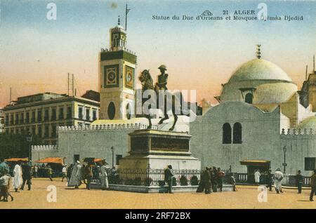 Vue de la Statue du duc d'Orleans et de la Mosquee Djemaa Djedid ( ou Mosquee de la Pecherie, construite en 1660), sur la Place des martyrs a Alger , carte postale en Couleur, 1931. Sammlung Leonard de Selva. Stockfoto