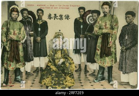 Portrait du Jeune empereur Duy-Than et de son Entourage ein Farbton dans le Annam au Vietnam, en Indochine Francaise. Carte postale, 1908, Paris. Stockfoto