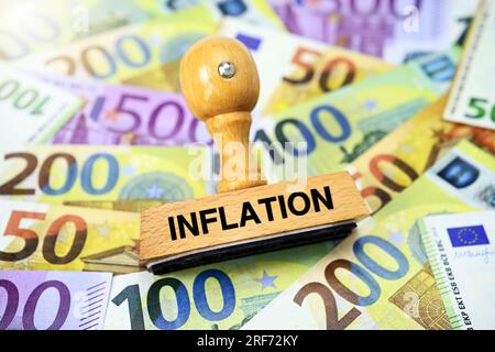 FOTOMONTAGE, Stempel mit Aufschrift Inflation auf Euroscheinen Stockfoto