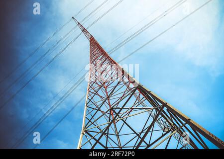 Hochspannungsmast, Symbolfoto Stromkosten und Energiekrise Stockfoto