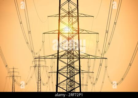 Hochspannungsmasten, Symbolfoto Stromkosten und Energiekrise Stockfoto