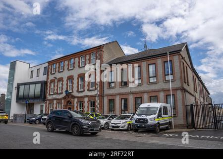 Mullingar County Westmeath, Irland, 11. Juli 2023. Frontalansicht der Mullingar Garda Station Stockfoto