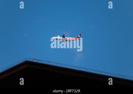 Der Flug Sichuan Airlines A321-271NX an einem sonnigen Tag. Stockfoto