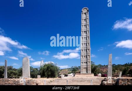 Der Obelisk in Axum, Äthiopien, unter klarem blauen Himmel Stockfoto