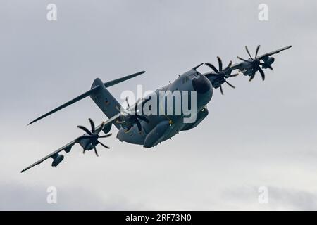 Eine deutsche Luftwaffe des Typs Airbus A400M führt während eines Flugeinsatzes in Langenargen, Deutschland, am 27. Juli 2023 ein Flugmanöver durch. Deutsche Fallschirmjägerregiment 26 und multinationale Partner, darunter auch die USA Fallschirmjäger der Armee mit der 173. Brigade sprangen in den Bodensee, um Wasseroperationen zu trainieren und fortzuführen. Die 173. Brigade ist die USA Die Krisenreaktionstruppe der Armee in Europa, die rasch verlegbare Truppen in die Zuständigkeitsbereiche der Vereinigten Staaten in Europa, Afrika und Zentralkommando entsendet. (USA Militärfoto von Markus Rauche Stockfoto