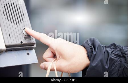 Finger, Knopf und Sprechanlage mit einer Person schließen sich im Freien für den Zugang durch ein Sicherheitskommunikationssystem. Hand-, Bürogebäude oder Presse mit einem Stockfoto