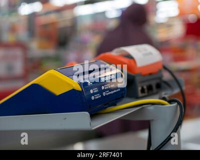 Yogyakarta - Indonesien, 19. Juli 2023: EDC-Maschinen oder elektronische Datenerfassungsgeräte für die Bezahlung von Lebensmitteln in einem Supermarkt in Yogyakarta, Indone Stockfoto