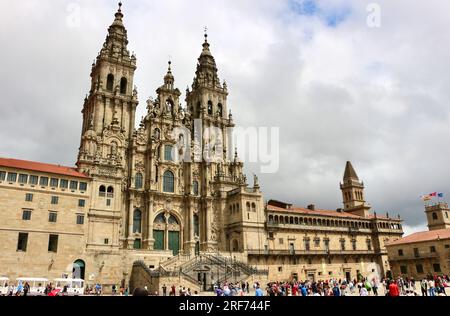 Westfassade der Kathedrale mit Touristen und Pilgern Plaza de Obradoiro Santiago de Compostela Galicia Spanien Stockfoto