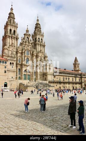Westfassade der Kathedrale mit Touristen und Pilgern Plaza de Obradoiro Santiago de Compostela Galicia Spanien Stockfoto