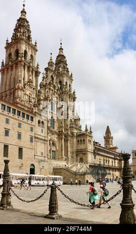 Westfassade der Kathedrale mit Touristen und Pilgern Plaza de Obradoiro Santiago de Compostela Galicia Spanien Stockfoto