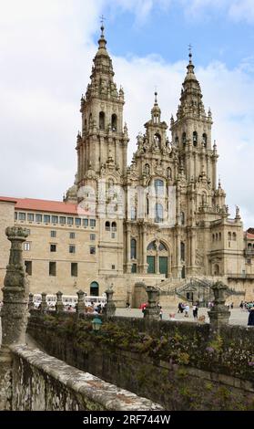 Westfassade der Kathedrale mit Touristen und Pilgern Plaza de Obradoiro Santiago de Compostela Galicia Spanien Stockfoto
