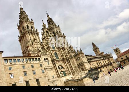 Westfassade der Kathedrale mit Touristen und Pilgern Plaza de Obradoiro Santiago de Compostela Galicia Spanien Stockfoto