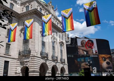 Intersex Inclusive Pride Flaggen hoch über der Regent Street vor der Parade „Pride in London“ am 21. Juni 2023 in London, Großbritannien. Die Flagge enthält Streifen, die LGBTQ+-Gemeinschaften darstellen, mit Farben aus der Transgender Pride Flag, neben dem und Kreis der Intersex-Flagge. Stockfoto