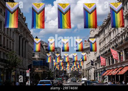 Intersex Inclusive Pride Flaggen hoch über der Regent Street vor der Parade „Pride in London“ am 21. Juni 2023 in London, Großbritannien. Die Flagge enthält Streifen, die LGBTQ+-Gemeinschaften darstellen, mit Farben aus der Transgender Pride Flag, neben dem und Kreis der Intersex-Flagge. Stockfoto