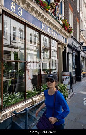 Straßenszene auf der Jermyn Street vor dem Parfümerie Floris Shop im exklusiven Stadtteil Mayfair am 7. Juli 2023 in London, Großbritannien. Jermyn Street ist eine Einbahnstraße in der Gegend von St. Jamess, südlich von Piccadilly. Die Jermyn Street ist bekannt als Straße für Herrenbekleidungsgeschäfte. Stockfoto