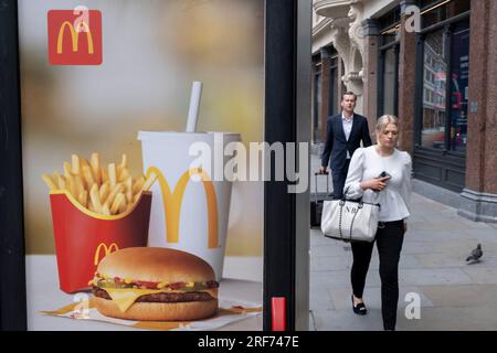 McDonalds Double Cheeseburger Saver Menü Rindfleisch Burger Werbeplakat am 6. Juli 2023 in London, Großbritannien. Stockfoto