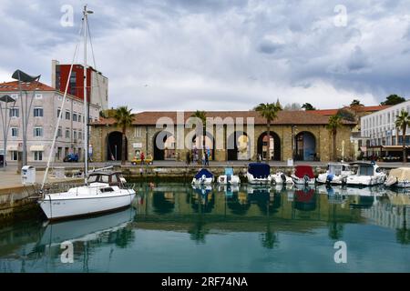 Koper, Slowenien - April 16 2023: Taverna ehemaliges Salzlager in Koper an der Küste der slowenischen Region Littoral Stockfoto