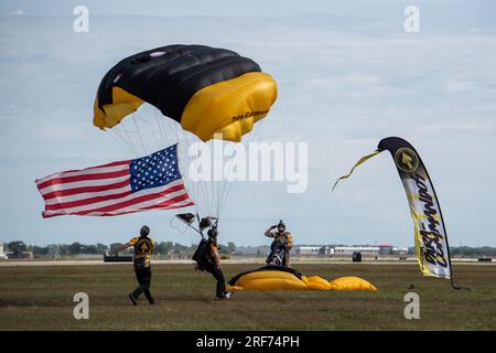 USA Army Sgt. Stephen Travers, USA Special Operations Command (USSOCOM) Parachute Team NCOIC, springt aus 10.000 Metern Höhe und sinkt mit der amerikanischen Flagge während des Gesangs der Nationalhymne als Eröffnungsakt der Sioux Falls Airshow, Power on the Prairie, 29.-30. Juli 2023. Die para-Commandos eröffneten die kostenlose zweitägige Flugshow, die es den Teilnehmern ermöglichte, statische Schauflugzeuge zu besichtigen, eine Vielzahl von Militär- und Luftakten zu beobachten, mit 114. Kampfflüglern zu interagieren, verschiedene Ausstellungen ausgewählter Militärorganisationen zu sehen und Essen und Flugzeuge zu kaufen. (USA Air National Gua Stockfoto