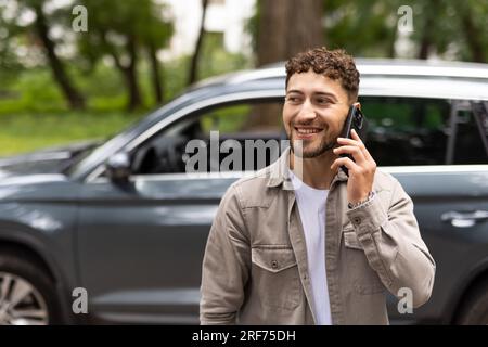 Menschen, die das Telefonieren während der Fahrt Stockfoto
