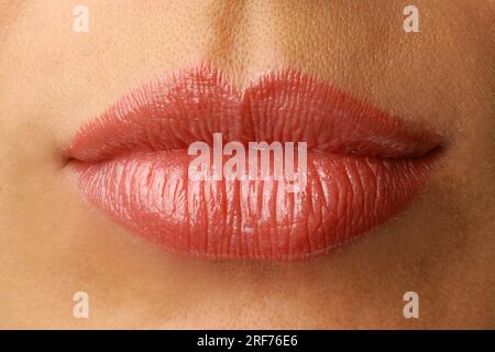 Geschlossener Mund einer jungen Frau, rot Lippen, Modellfreigabe Stockfoto