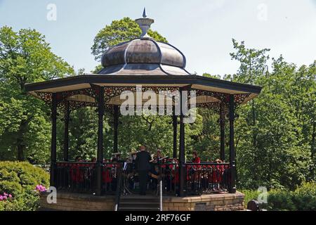 Burbage Band spielt in Bandstand, Pavilion Gardens, Buxton Stockfoto