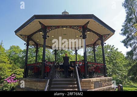 Burbage Band spielt in Bandstand, Pavilion Gardens, Buxton Stockfoto